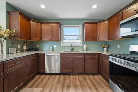 Kitchen - 11281 Waters Edge Dr, Wheatfield, IN 46392 photo 3 of 9
