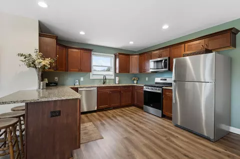 Kitchen - 11281 Waters Edge Dr, Wheatfield, IN 46392 photo 7 of 9