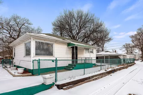 637 Tompkins St, Gary, IN 46406 photo 2