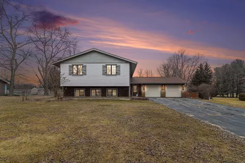 95 Blue Jay Dr, Valparaiso, IN 46383