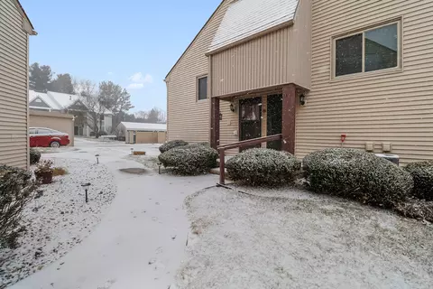 989 Millpond Rd, Valparaiso, IN 46385