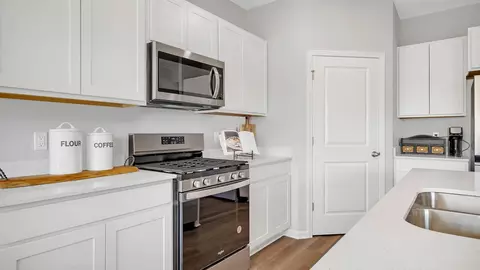 Kitchen - 10634 Whitney Pl, Crown Point, IN 46307 photo 5 of 6