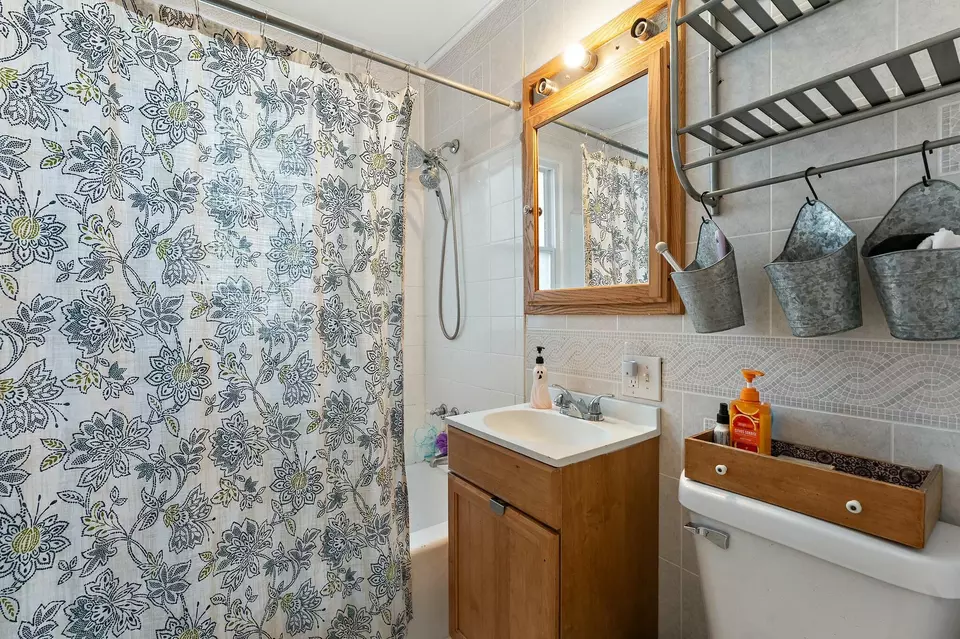 Bath - 148 N Kelly St, Hobart, IN 46342 photo 1 of 2
