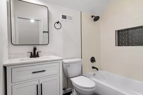 Bath - 556 Ellsworth St, Gary, IN 46404 photo 3 of 3