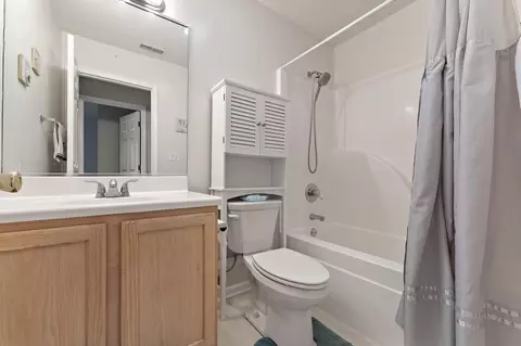 Bath - 1643 Chestnut Dr, Crown Point, IN 46307 photo 2 of 2