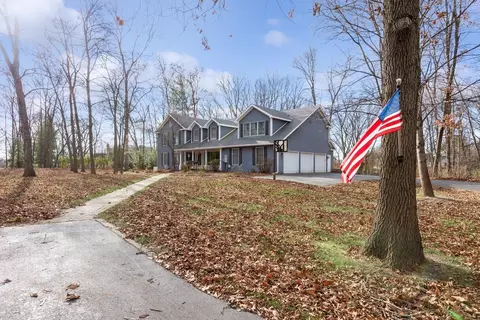 104 Hackney Ln, Valparaiso, IN 46385