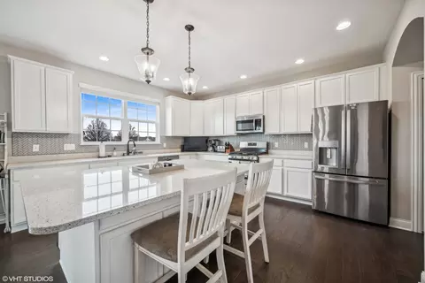 Kitchen - 10156 Golden Crest Dr, Saint John, IN 46373 photo 2 of 2