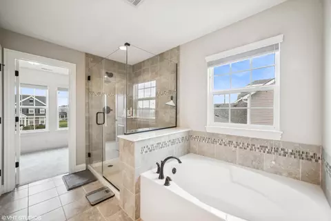 Bath - 10156 Golden Crest Dr, Saint John, IN 46373 photo 2 of 3