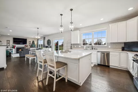 Kitchen - 10156 Golden Crest Dr, Saint John, IN 46373 photo 1 of 2
