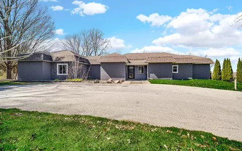 234 Coolspring Dr, Valparaiso, IN 46385