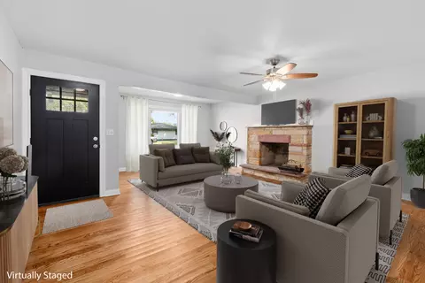 Living - 1221 E 41st Ave, Gary, IN 46409 photo 2 of 5