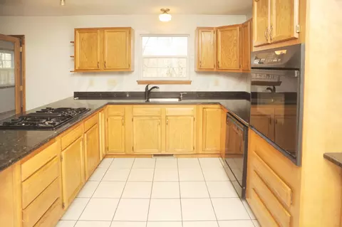 Kitchen - 216 Summertree Dr, Porter, IN 46304 photo 3 of 4