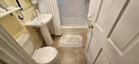 Bath - 8511 Oak Ave, Gary, IN 46403 photo 5 of 27