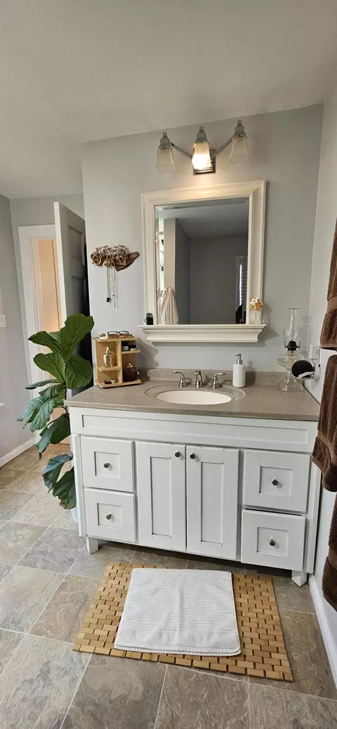 Bath - 8511 Oak Ave, Gary, IN 46403 photo 15 of 27