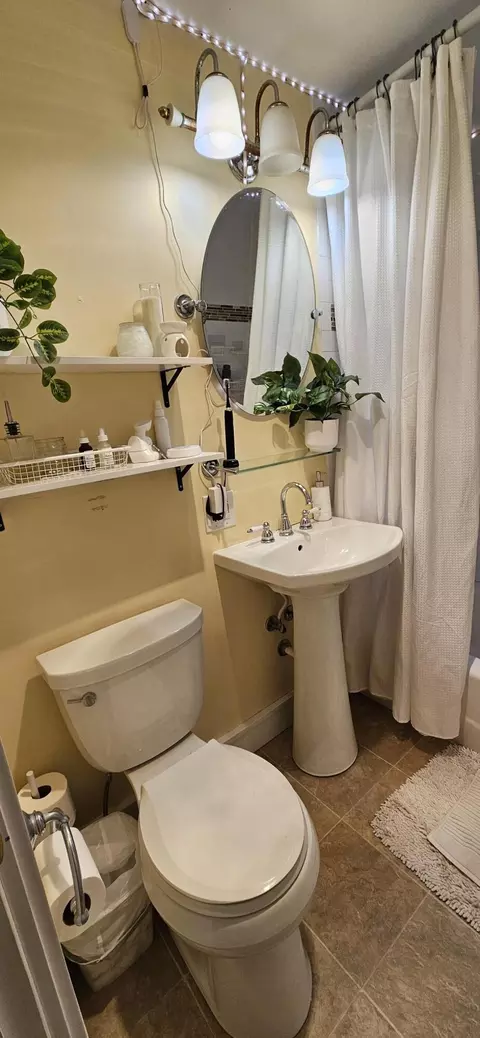 Bath - 8511 Oak Ave, Gary, IN 46403 photo 7 of 27