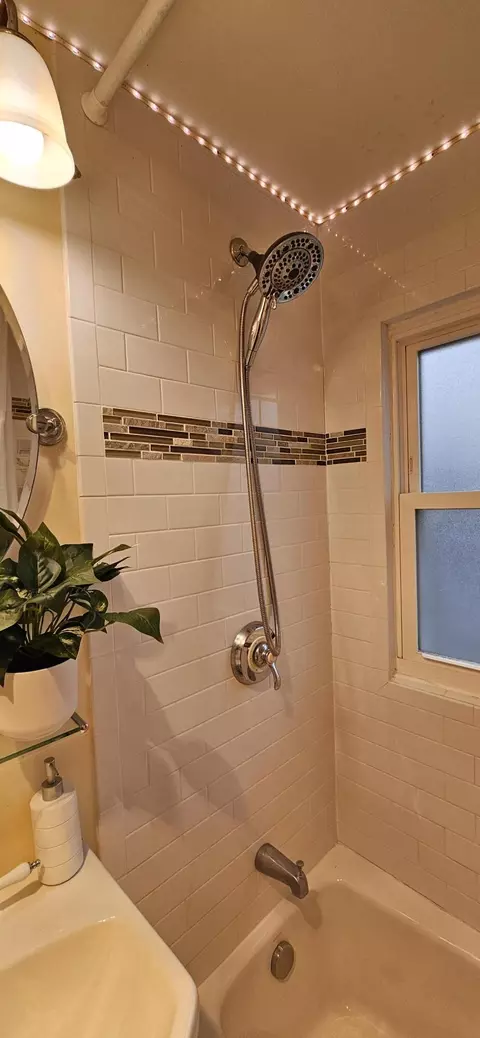 Bath - 8511 Oak Ave, Gary, IN 46403 photo 10 of 27