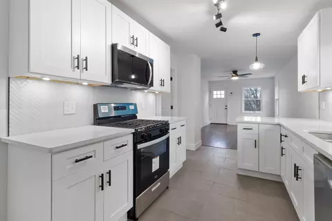 Kitchen - 4135 Torrence Ave, Hammond, IN 46327 photo 4 of 4