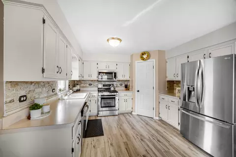 881 Robin Ct, Dyer, IN 46311 photo 7