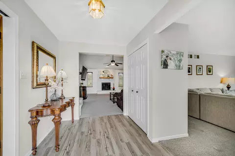 881 Robin Ct, Dyer, IN 46311 photo 2