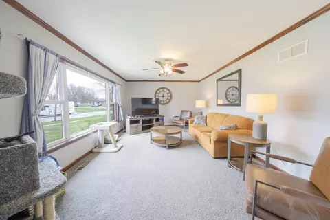 Living - 210 Elizabeth Dr, Crown Point, IN 46307 photo 2 of 3