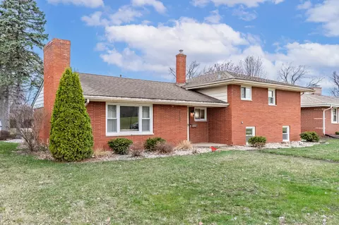 8230 Hawthorne Dr, Munster, IN 46321