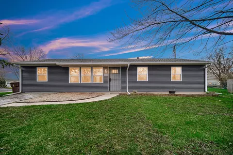 426 Nantucket Rd, Valparaiso, IN 46385