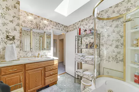 Bath - 8 Northview Dr, Valparaiso, IN 46383 photo 1 of 2