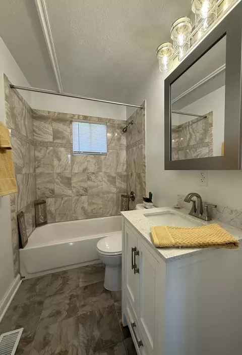 Bath - 841 Pierce St, Gary, IN 46402 photo 1 of 1