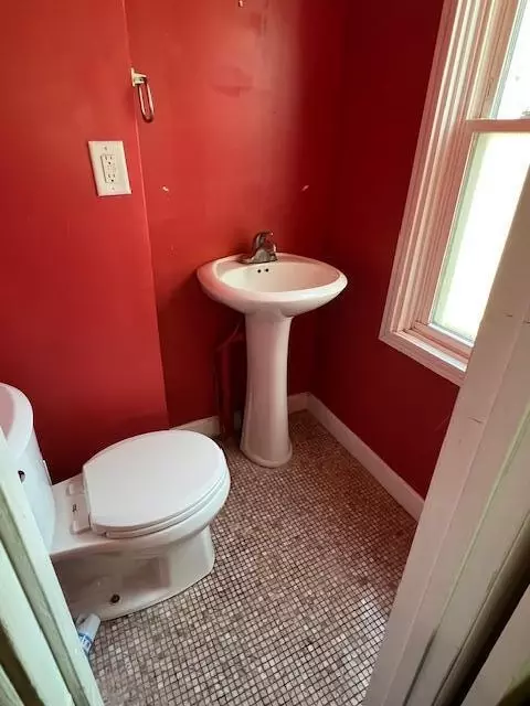 Bath - 7704 Maple Ave, Gary, IN 46403 photo 1 of 2