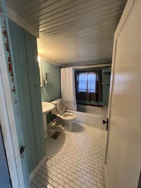 Bath - 7704 Maple Ave, Gary, IN 46403 photo 2 of 2