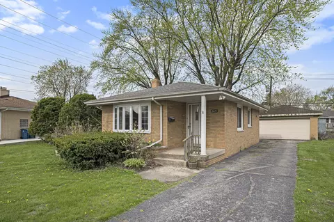 8424 Parrish Pl, Highland, IN 46322