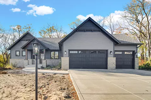 2805 Old Oak Dr, Valparaiso, IN 46385