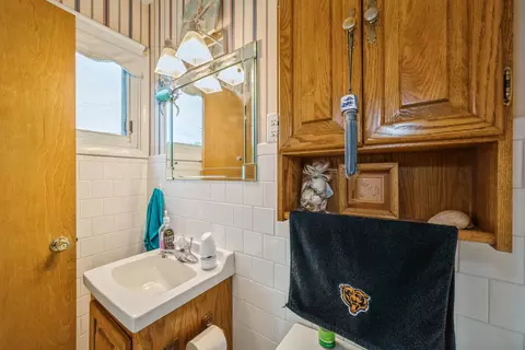 Bath - 712 Elm St, Griffith, IN 46319 photo 2 of 3