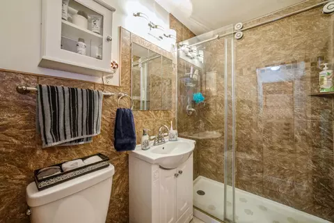 Bath - 712 Elm St, Griffith, IN 46319 photo 1 of 3