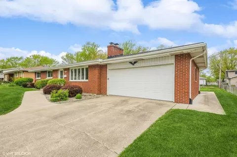 400 Elizabeth Dr, Crown Point, IN 46307 photo 2