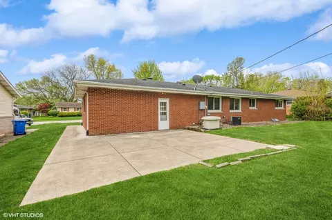400 Elizabeth Dr, Crown Point, IN 46307 photo 4
