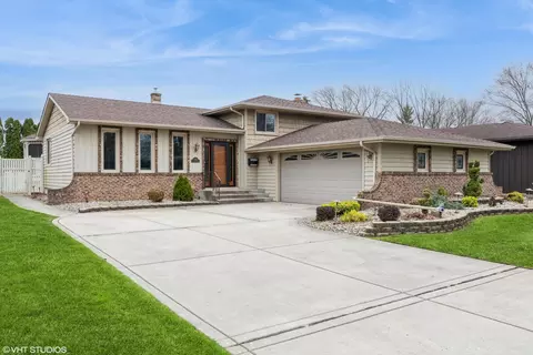 9413 Larch Dr, Munster, IN 46321