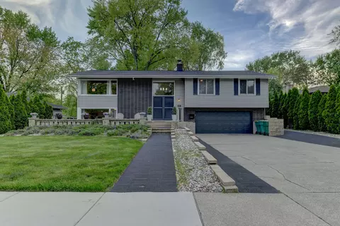 8810 Schreiber Dr, Munster, IN 46321