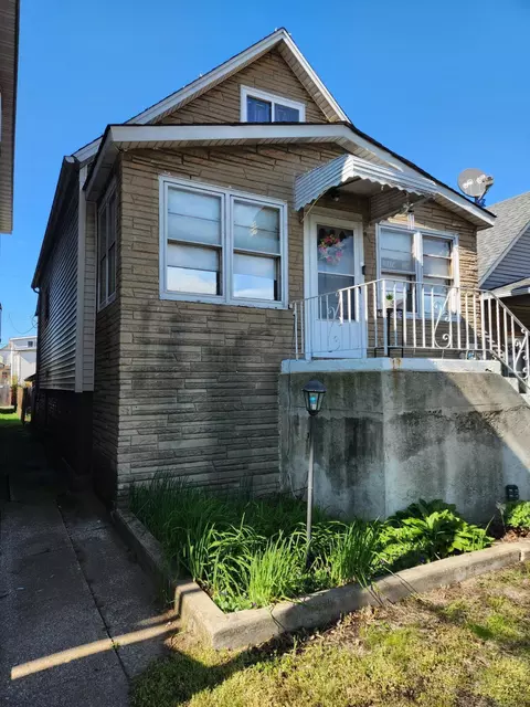 1525 121st St, Whiting, IN 46394