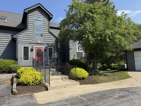 1300 Winding Ridge Ln #D8, Valparaiso, IN 46383