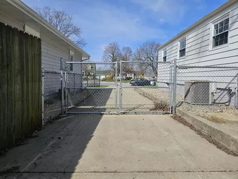 Exterior - 813 N Broad St, Griffith, IN 46319 photo 4 of 6