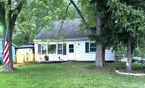 772 Fox River Rd, Valparaiso, IN 46385