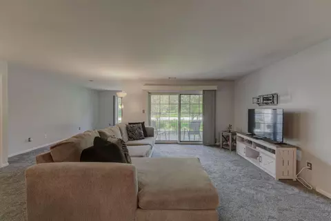 Living - 2740 Georgetowne Dr #B1, Highland, IN 46322 photo 2 of 3