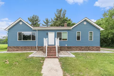 615 N Main St, Kouts, IN 46347