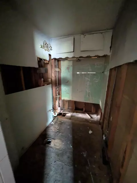 Bath - 4132 E 11th Pl, Gary, IN 46403 photo 1 of 1
