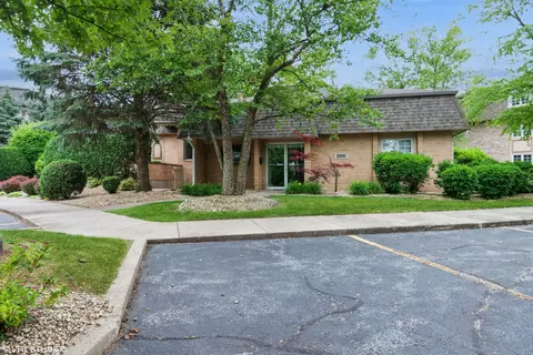 Exterior - 910 Swan Dr #2B, Dyer, IN 46311 photo 2 of 3