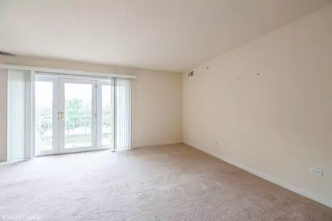 Living - 910 Swan Dr #2B, Dyer, IN 46311 photo 1 of 1