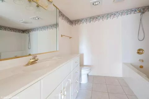 Bath - 910 Swan Dr #2B, Dyer, IN 46311 photo 2 of 2