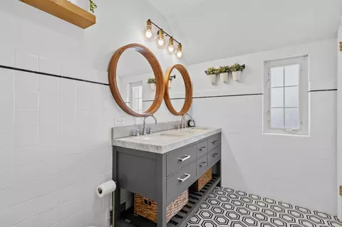 Bath - 1648 Davis Ave, Whiting, IN 46394 photo 3 of 3