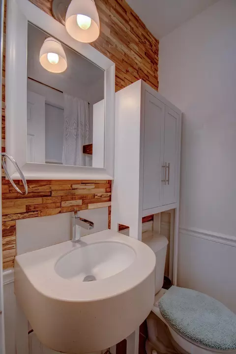 Bath - 533 214th St, Dyer, IN 46311 photo 1 of 3